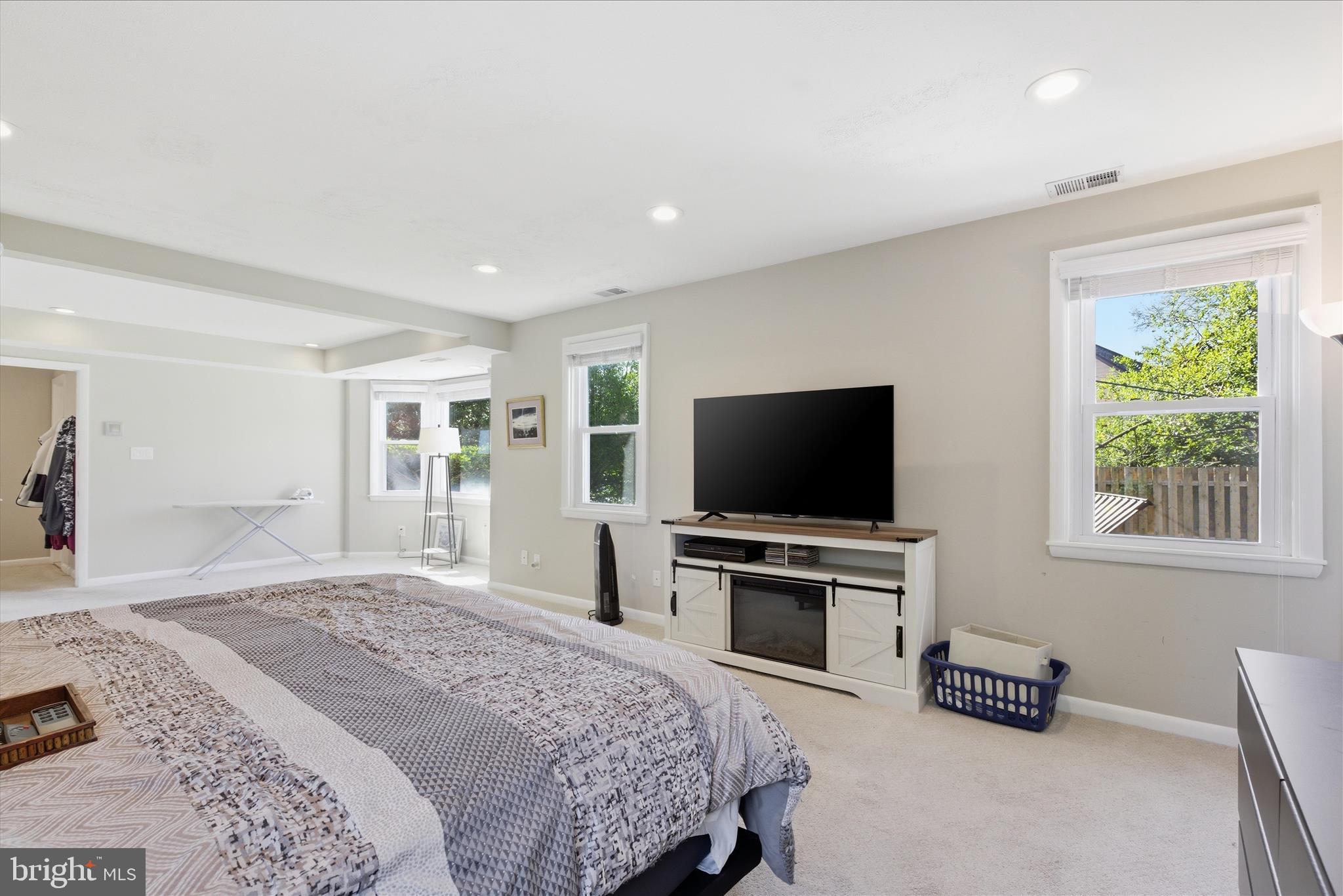 LONG MEADOW ESTATES - Residential