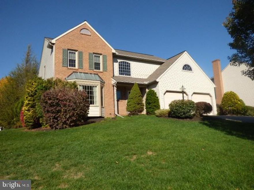 Take a look at the space this 4BR, 2.5BA home in Royal Manor has to offer. Large 2-story hardwood foyer welcomes you into the home with living room, dining room, eat-in kitchen, vaulted ceiling family room, and 1st flr laundry room with exterior access are on the 1st flr. Private patio off dining room. Replacement windows.