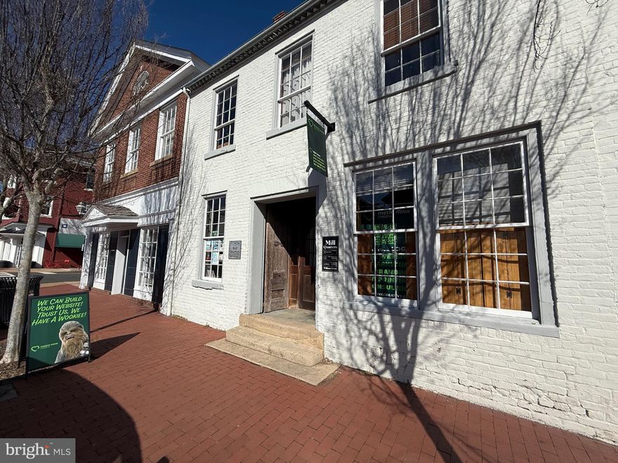 PRIME location on William St! Perfectly quaint one bedroom, one bath third floor (stair-access only) apartment for lease in prime location on Fredericksburg's restaurant row. The unit is located in the rear of building so is insulated from the noises of it! On street parking only. No laundry in Building, no laundry hook-ups. Available immediately.