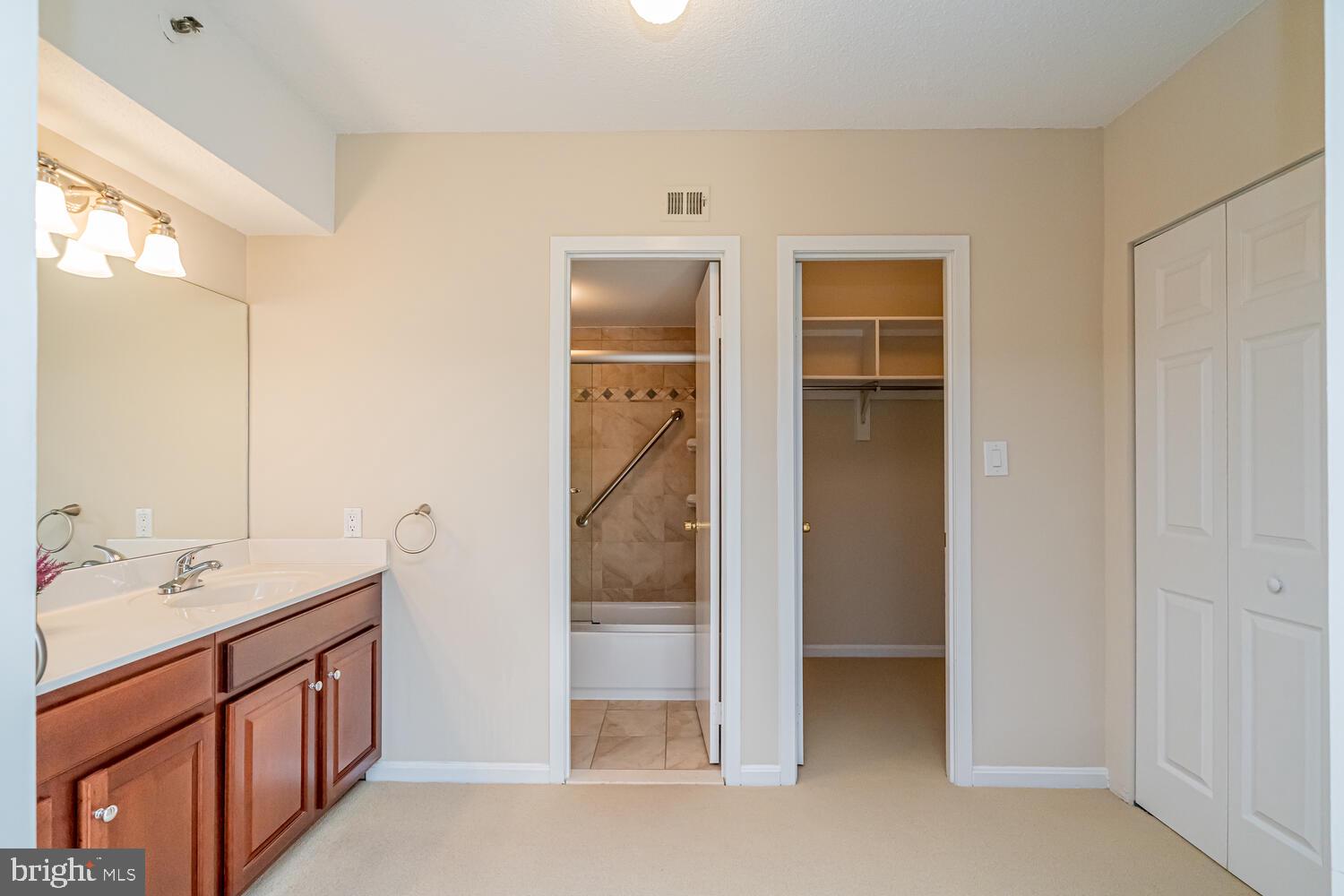 SKYLINE HOUSE - Residential