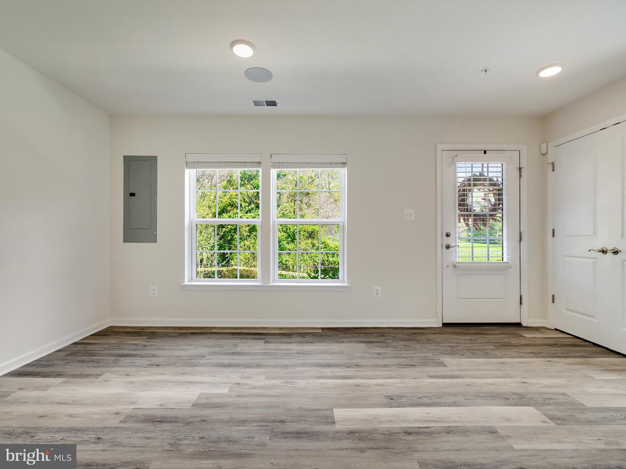 METRO POINTE - Residential