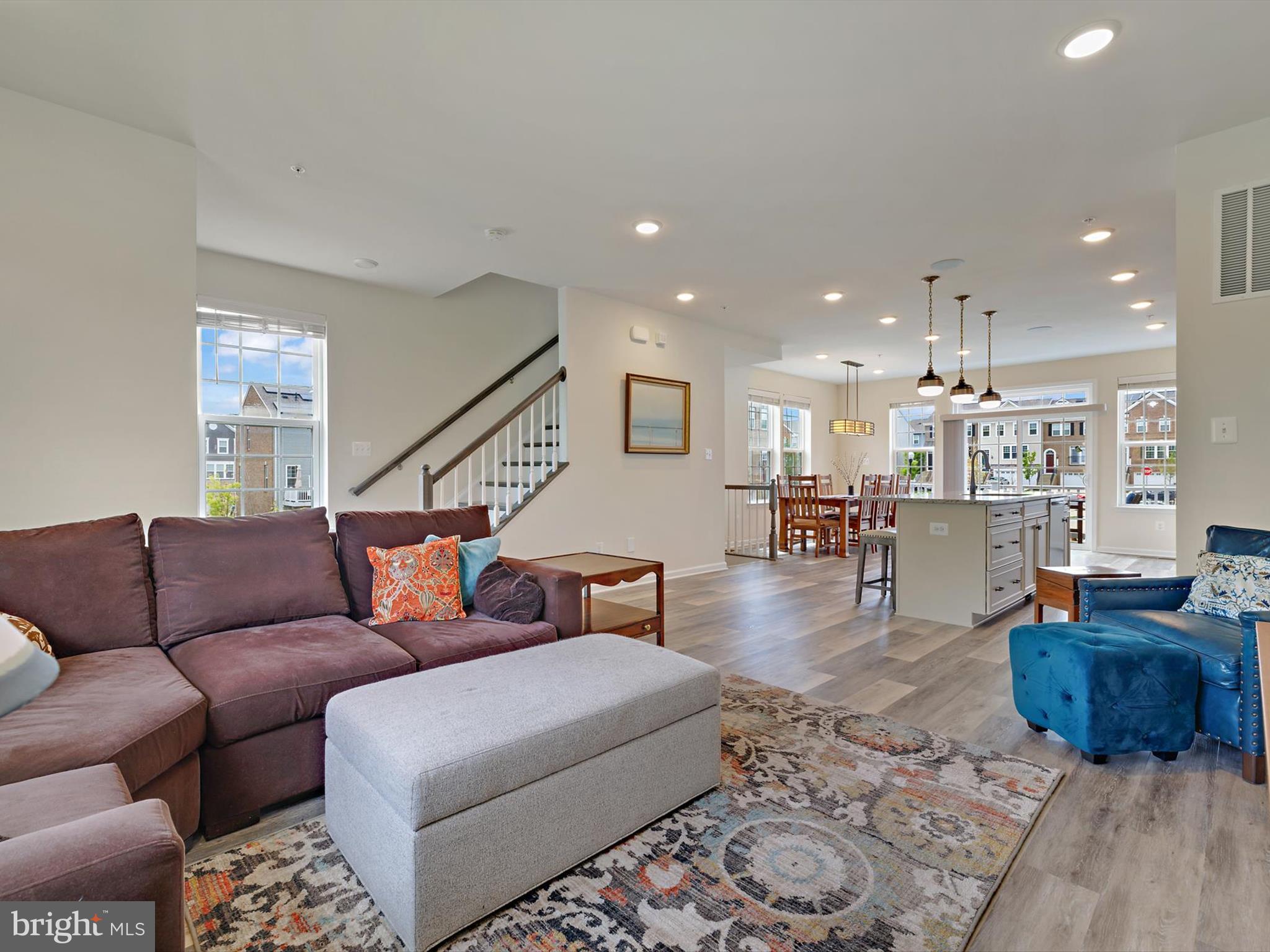 METRO POINTE - Residential