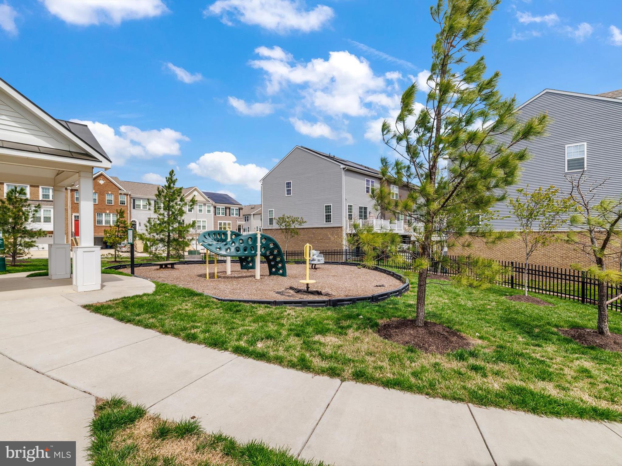 METRO POINTE - Residential