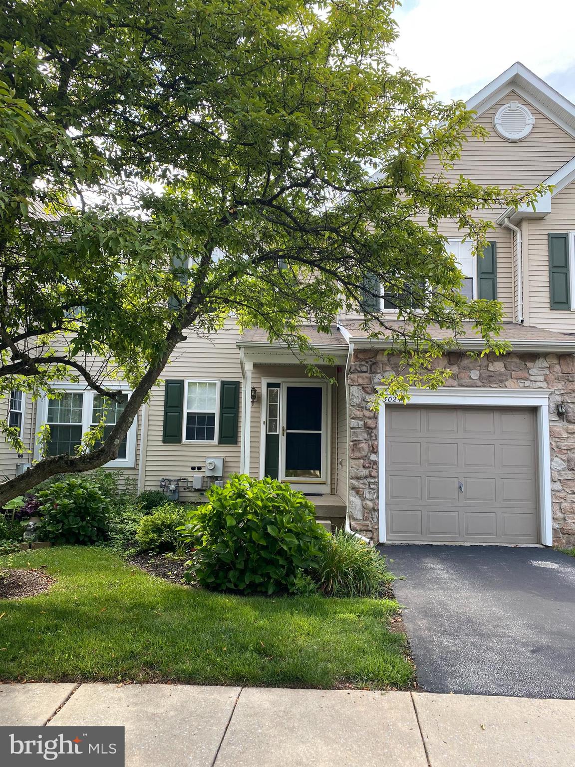 🏡 Stunning Renovated Townhome in Kimberton Greene – 3024 Juniper Lane, Phoenixville, PA 19460 | $2,900/month | Available Now!
Nestled on a quiet, tree-lined cul-de-sac in the desirable Kimberton Greene community, this fully renovated 3-bedroom, 2.5-bath townhome offers stylish living, modern upgrades, and community amenities—all just minutes from Downtown Phoenixville.
💰 Lease Details:
Rent + utilities
Trash & snow removal included
Available: Immediately
Lease Term: 12 months or longer
Pets: Not permitted
Smoking: Not permitted
🛏️ Home Features:
3 Spacious Bedrooms | 2.5 Modern Bathrooms
1,461 Sq. Ft. of beautifully updated living space
New pre-engineered wood flooring on the main floor
NEW plush carpet upstairs for added comfort
Freshly painted throughout
New lighting & hardware fixtures throughout
🍽️ Dream Kitchen:
Completely renovated with 42” shaker-style cabinets
Quartz countertops & premium finishes
Top-of-the-line Samsung stainless steel appliances including:
Refrigerator w/ ice-maker
Gas range & oven
Built-in microwave
Dishwasher
Sliding glass doors lead to a refinished deck with serene woodland views
🔥 Living & Entertaining:
Bright & open living room with gas fireplace
Convenient 1st-floor powder room
Washer/Dryer located on the 2nd floor
Private primary suite with en-suite bath
All bathrooms tastefully tiled with modern fixtures
🌳 Outdoor Space & Community Perks:
Refinished back deck – perfect for relaxing or entertaining
600 sq. ft. walk-out basement – ideal for a gym, game room, or office
1-car garage + driveway parking | Guest parking available
Access to pool, clubhouse, tennis courts, playground, and walking trails
Located in the Phoenixville School District
📍 Prime Location:
5 minutes to Downtown Phoenixville
Close to Charlestown Township Park, Valley Forge Park, Great Valley Corporate Center & more
Easy access to PA Turnpike, Route 23, Route 113, and 29
📆 Schedule a Tour