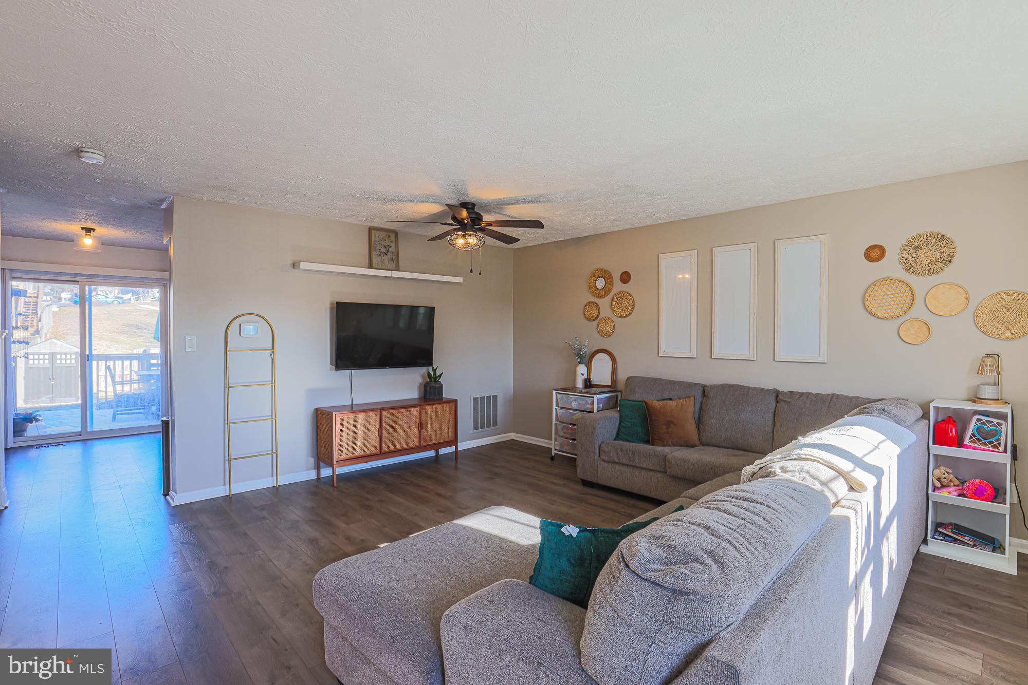 CONSTANT FRIENDSHIP - Residential