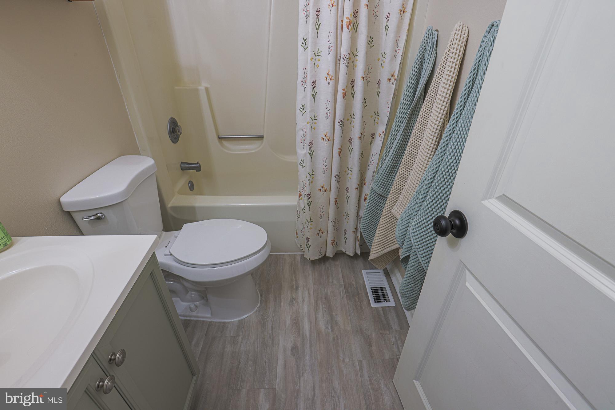 CONSTANT FRIENDSHIP - Residential