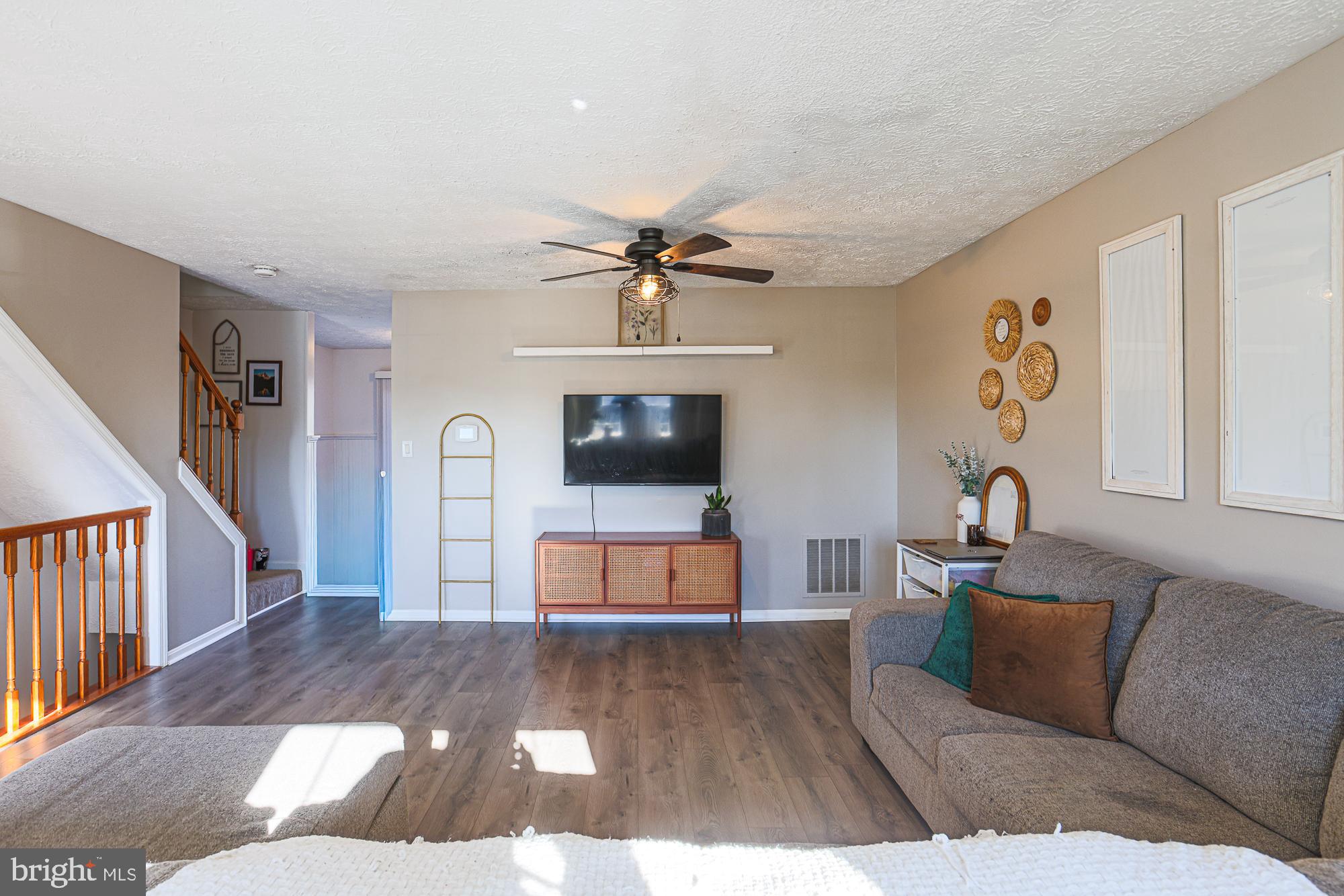 CONSTANT FRIENDSHIP - Residential