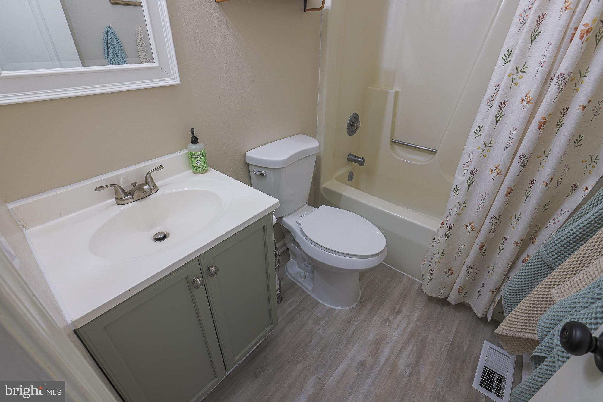 CONSTANT FRIENDSHIP - Residential