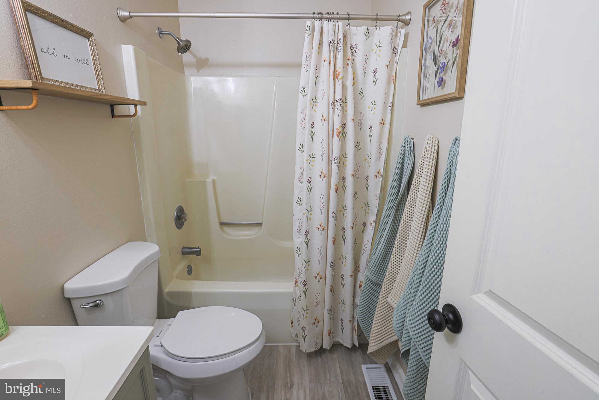 CONSTANT FRIENDSHIP - Residential