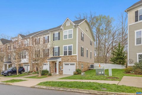 Townhouse For Sale - 2030 Bethpage Ct Ct<br/> CHARLOTTESVILLE, VA 22901
