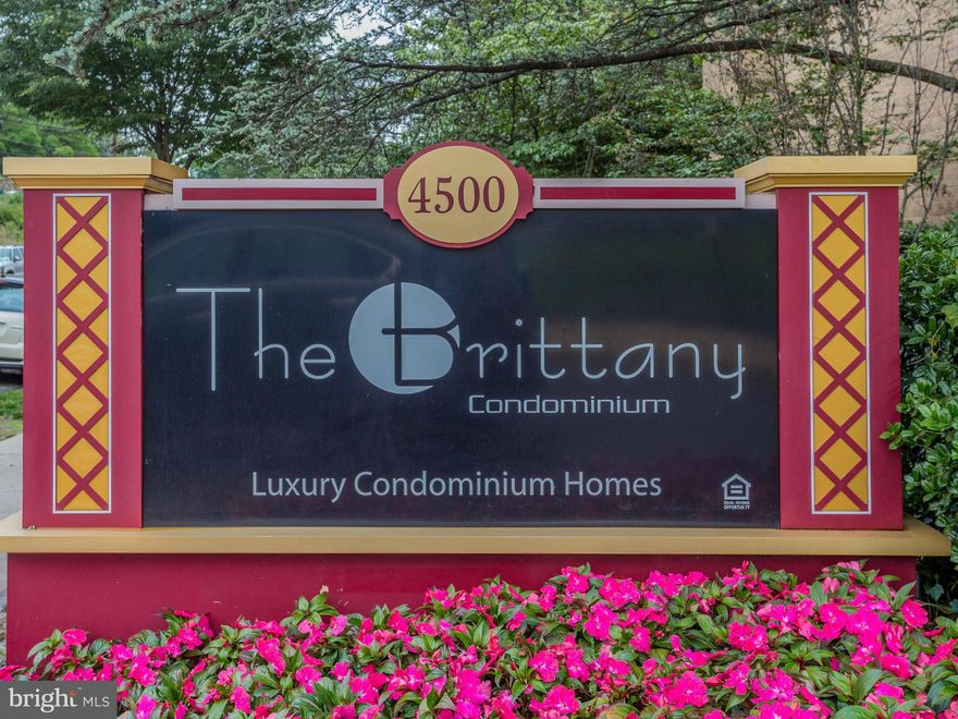 Don't miss out on this beautiful 1bd + Den!  Lg Master w/ W/I closet & newer carpet (2015). Tastefully updated bath (2015), custom paint, all new 6 panel doors (2015) Kitchen feat. granite countertops & SS appliances! Great balcony for entertaining. Open floor plan w/ huge windows bringing gorgeous light!  Amenities: State of the art fitness center, Outdoor pool, Grilling area, Movie Rm, & more