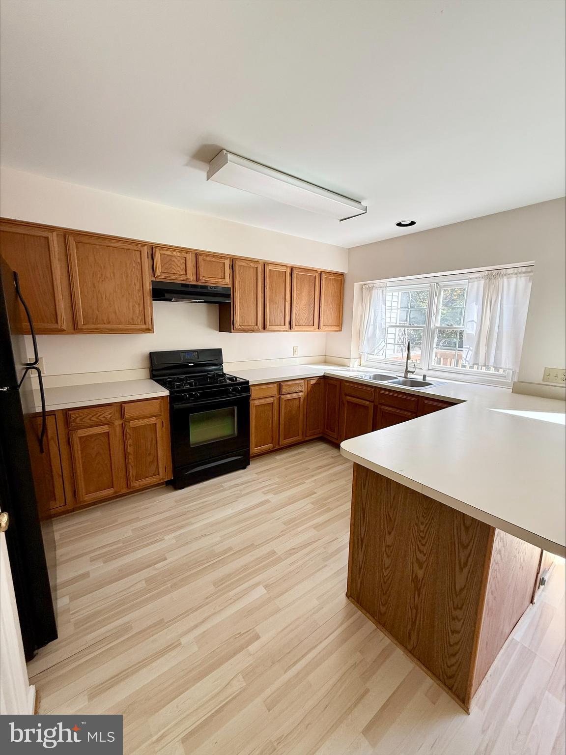 SPRING KNOLL - Residential Lease