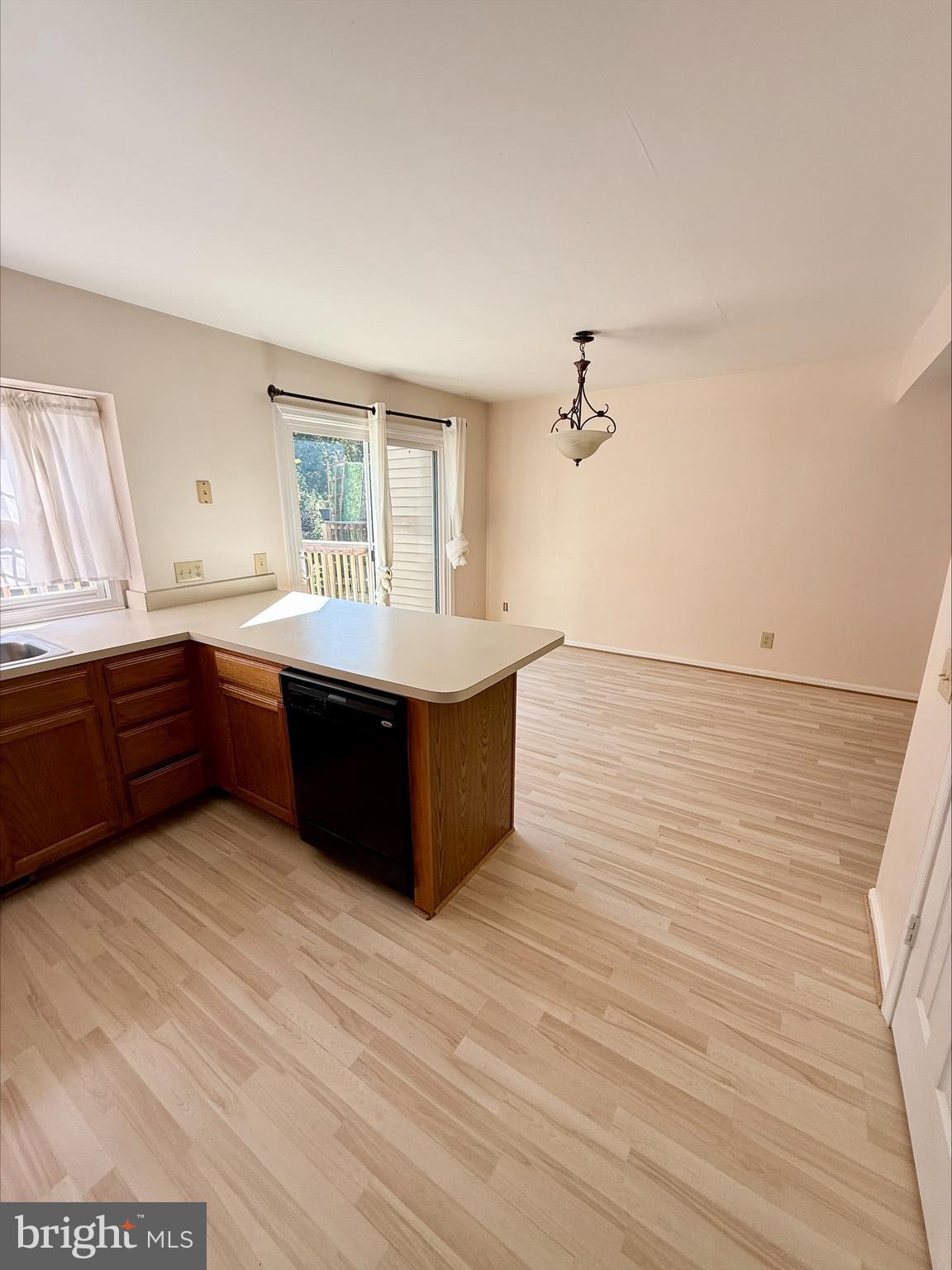 SPRING KNOLL - Residential Lease