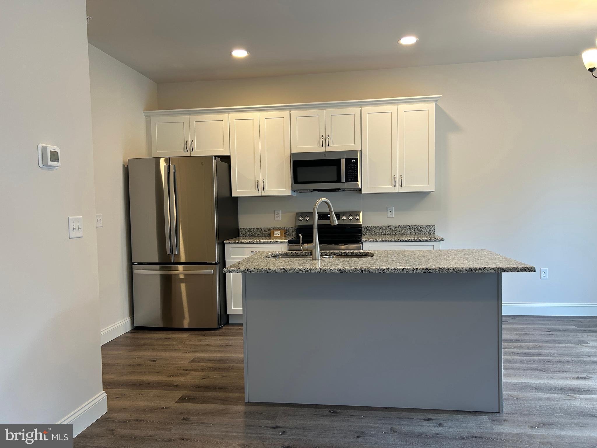 WOODLAND HILLS - Residential