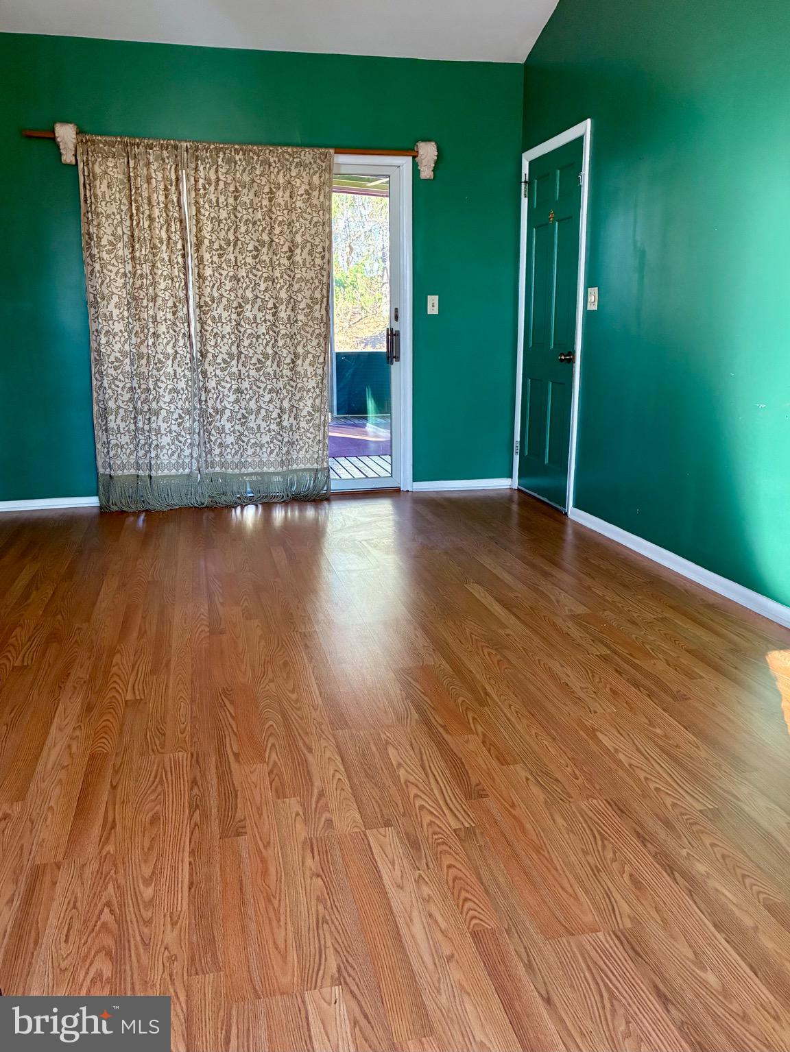 COUNTRY DOWNS - Residential