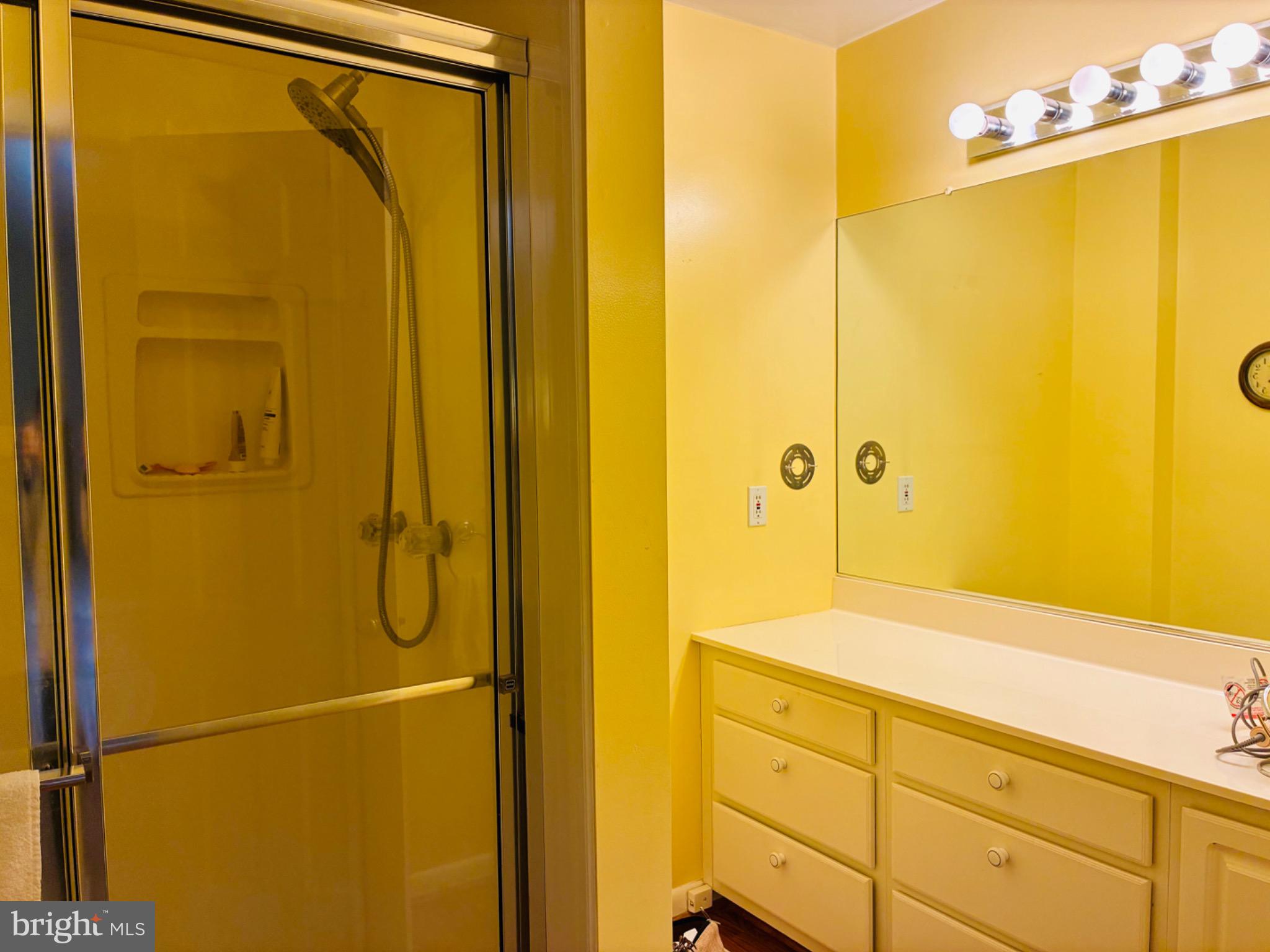 COUNTRY DOWNS - Residential