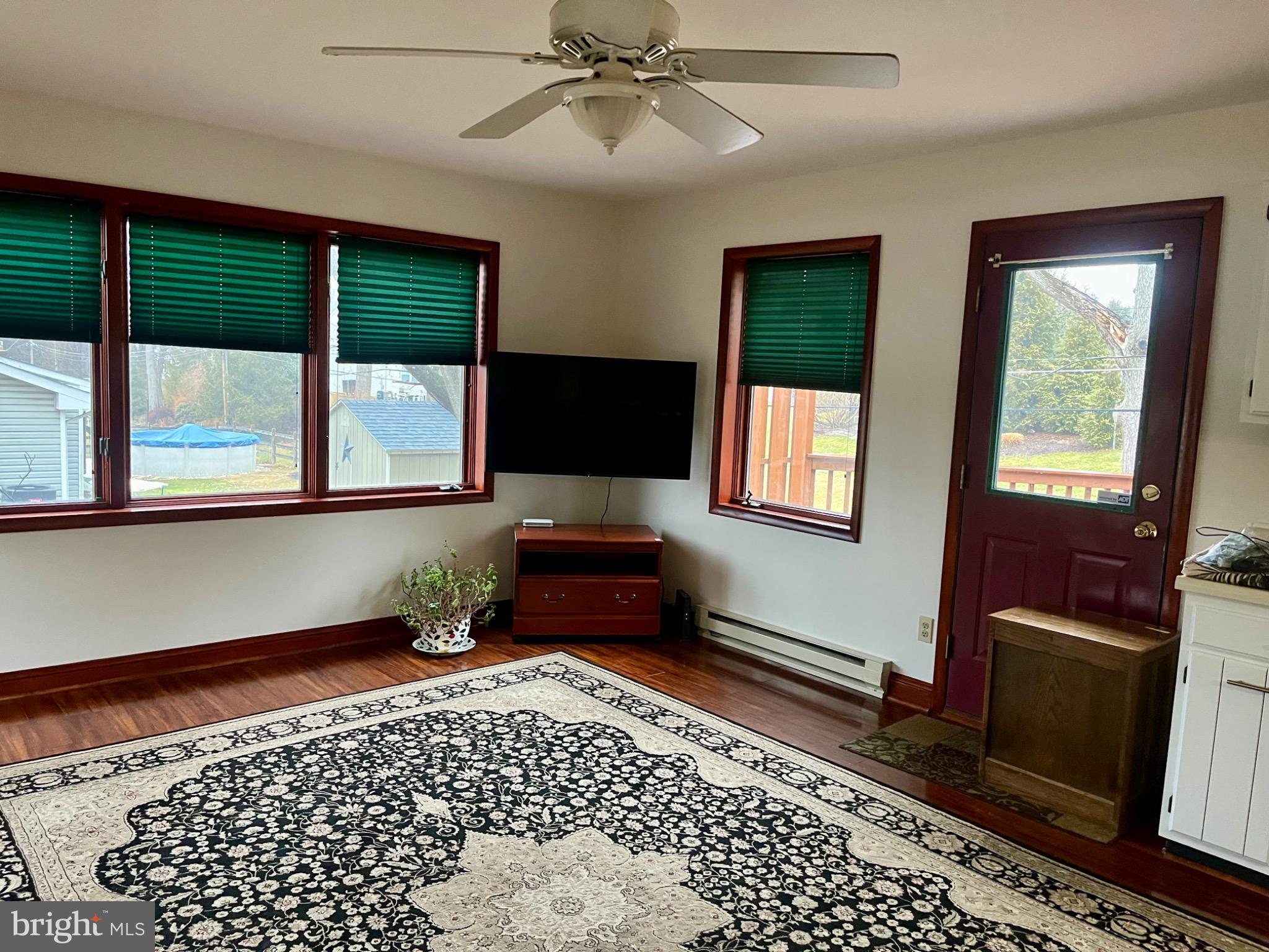 COUNTRY DOWNS - Residential