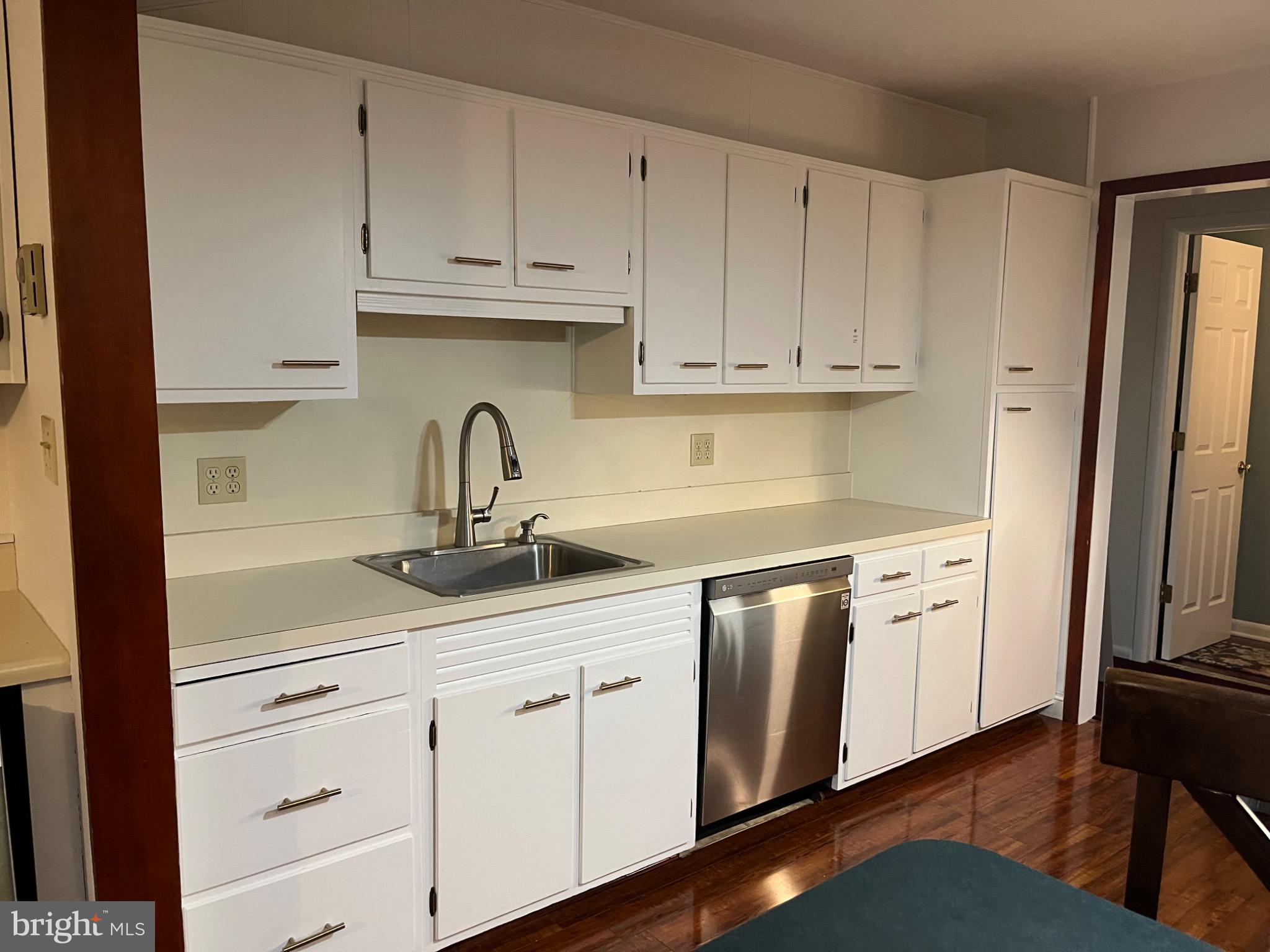 COUNTRY DOWNS - Residential