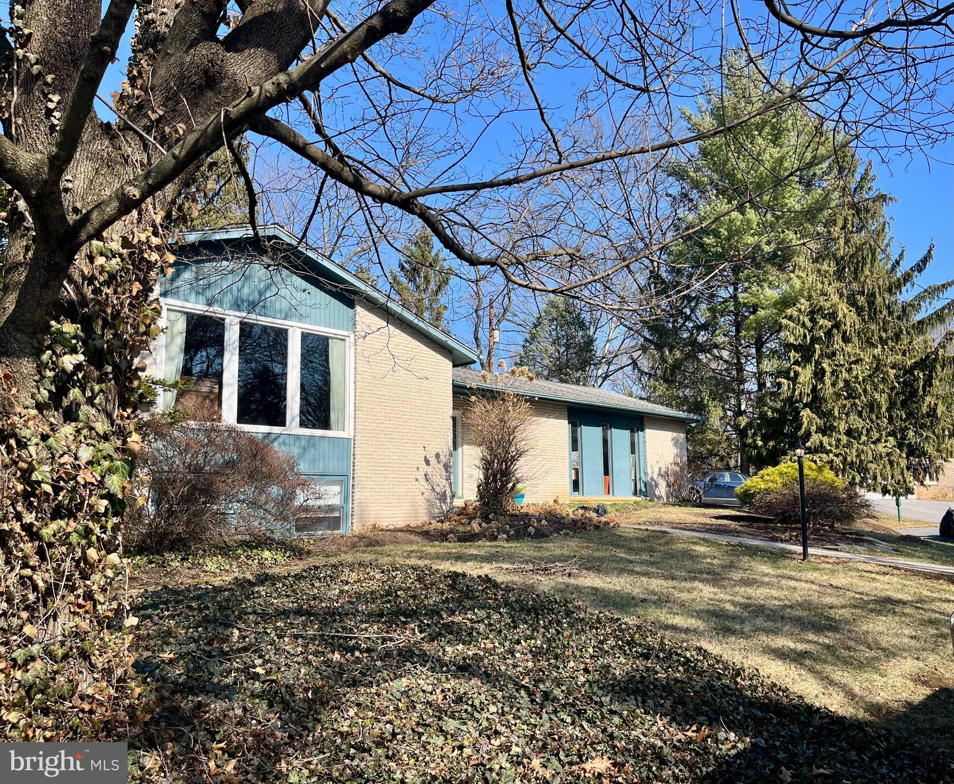 COUNTRY DOWNS - Residential