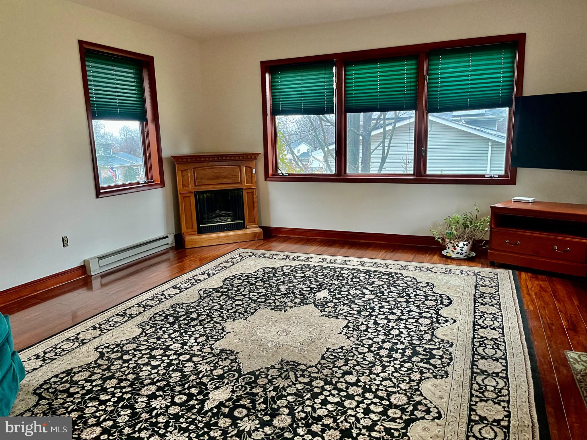 COUNTRY DOWNS - Residential