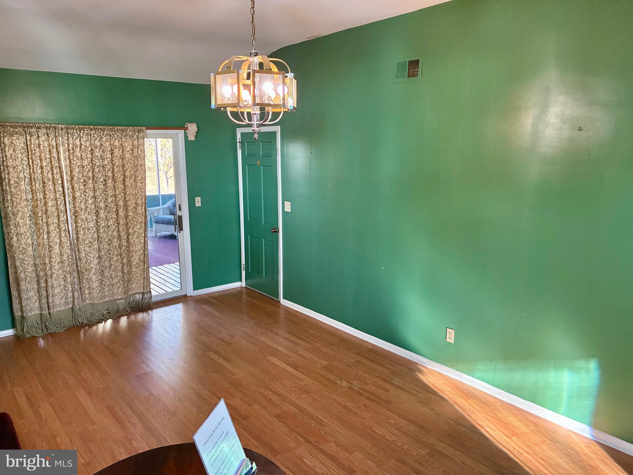 COUNTRY DOWNS - Residential