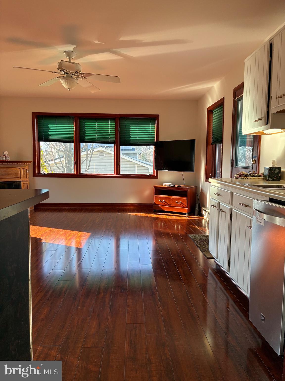 COUNTRY DOWNS - Residential