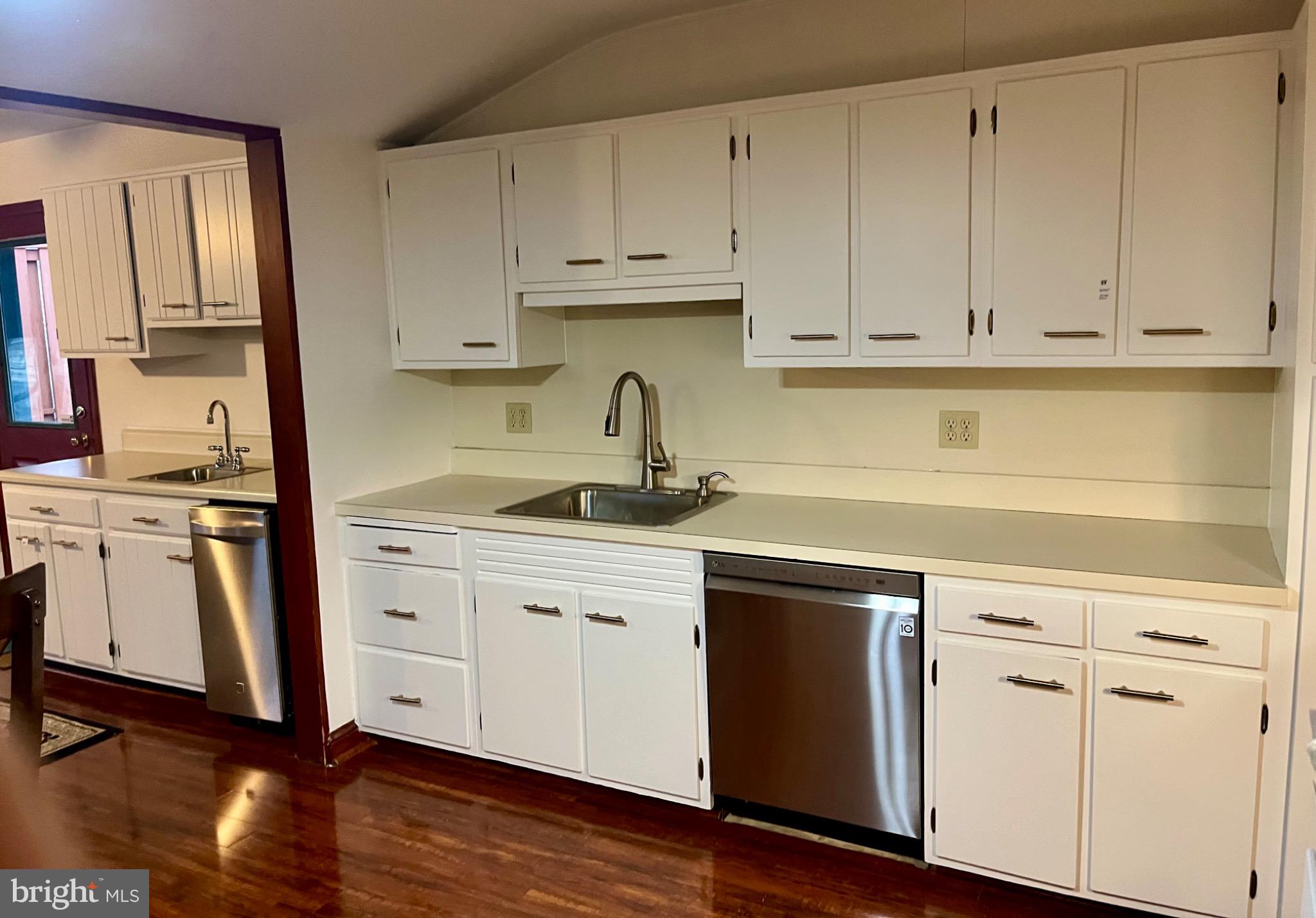 COUNTRY DOWNS - Residential