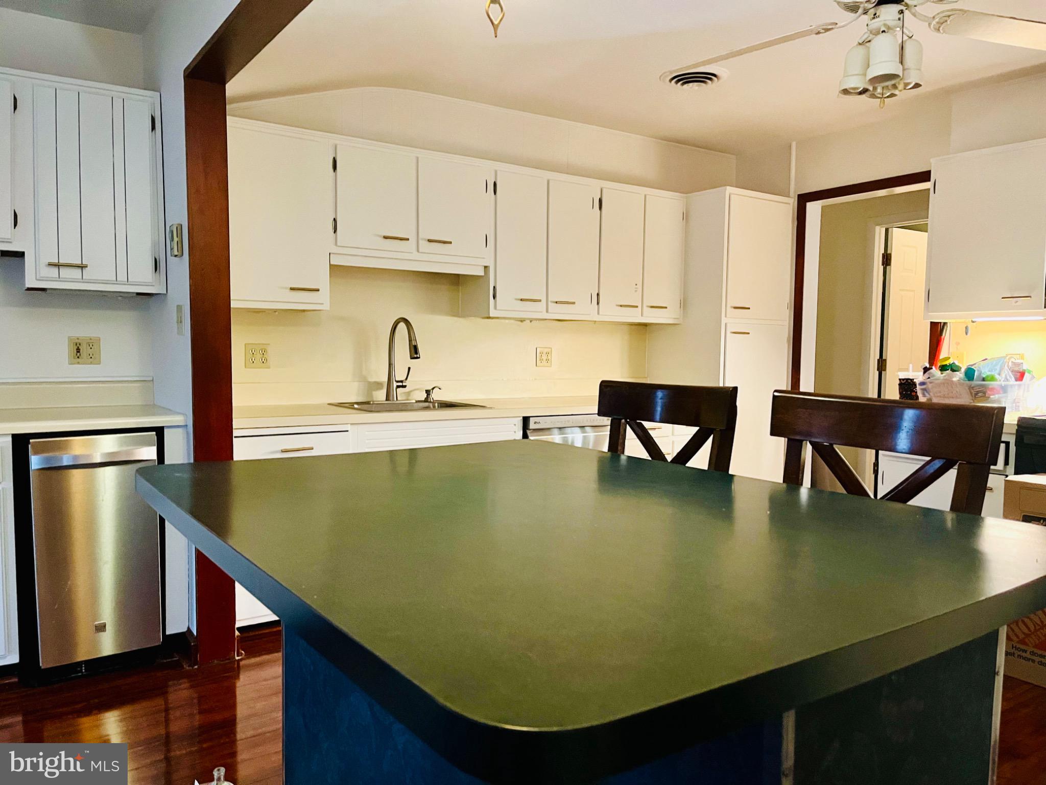 COUNTRY DOWNS - Residential