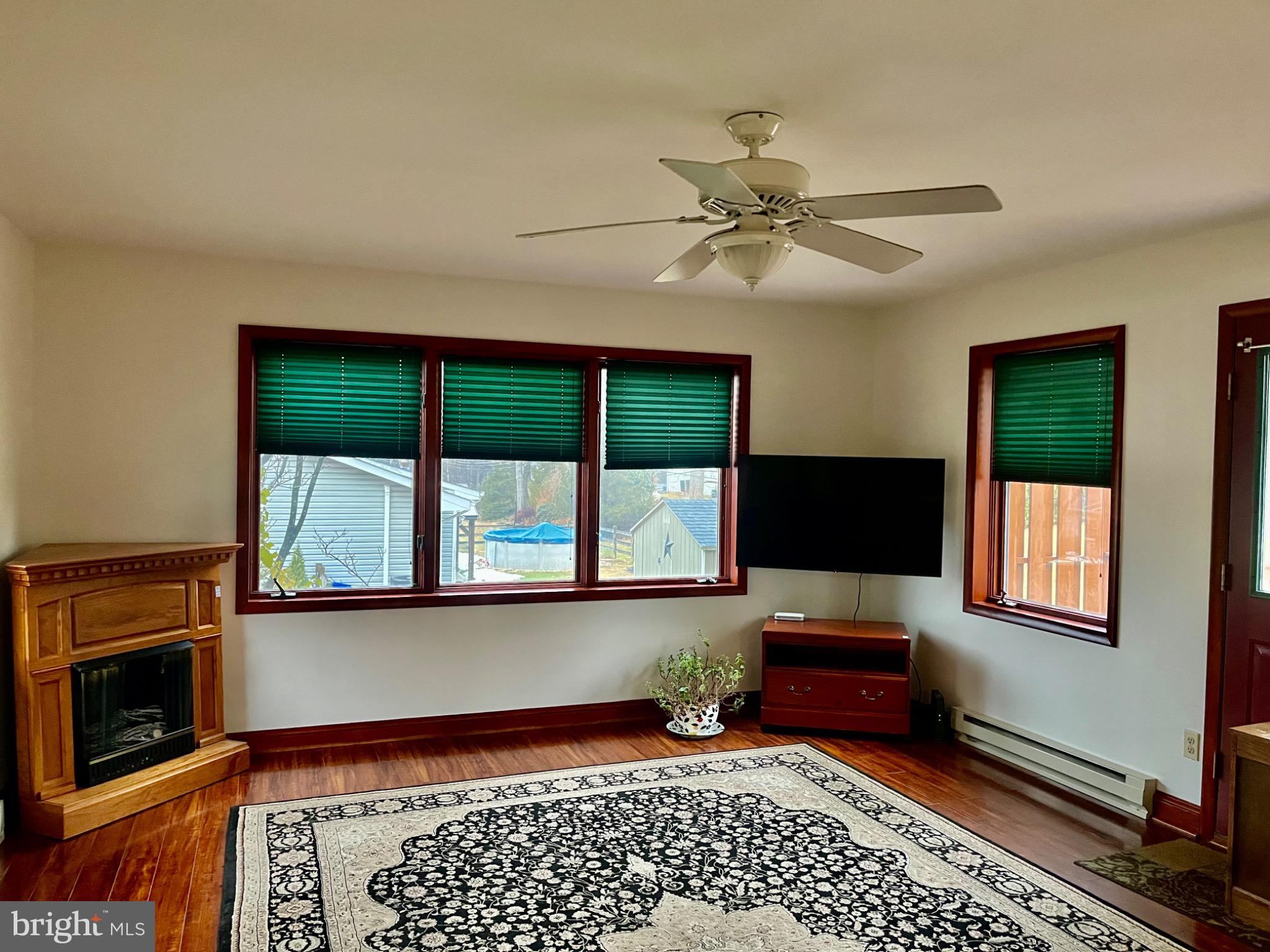 COUNTRY DOWNS - Residential