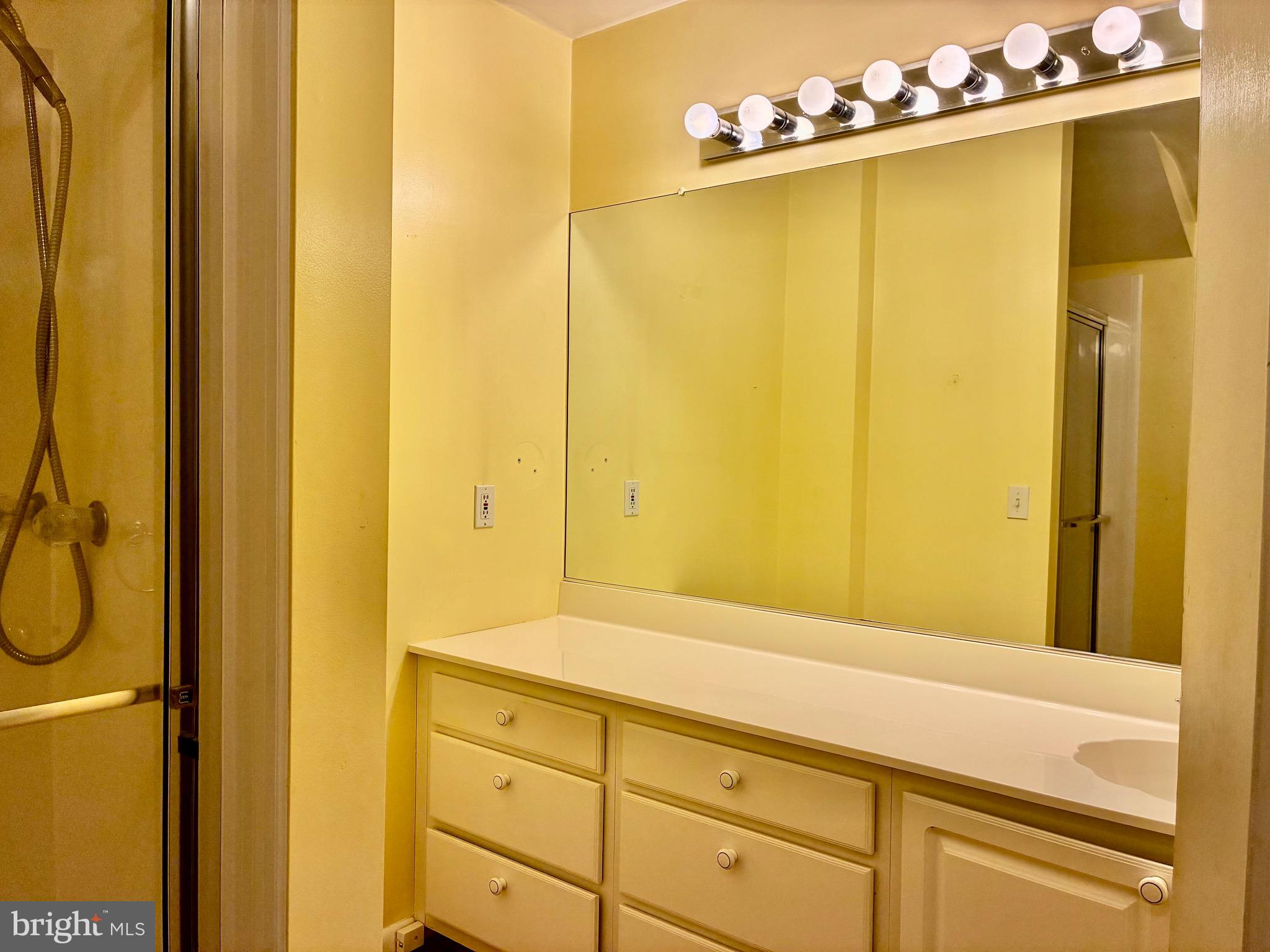 COUNTRY DOWNS - Residential