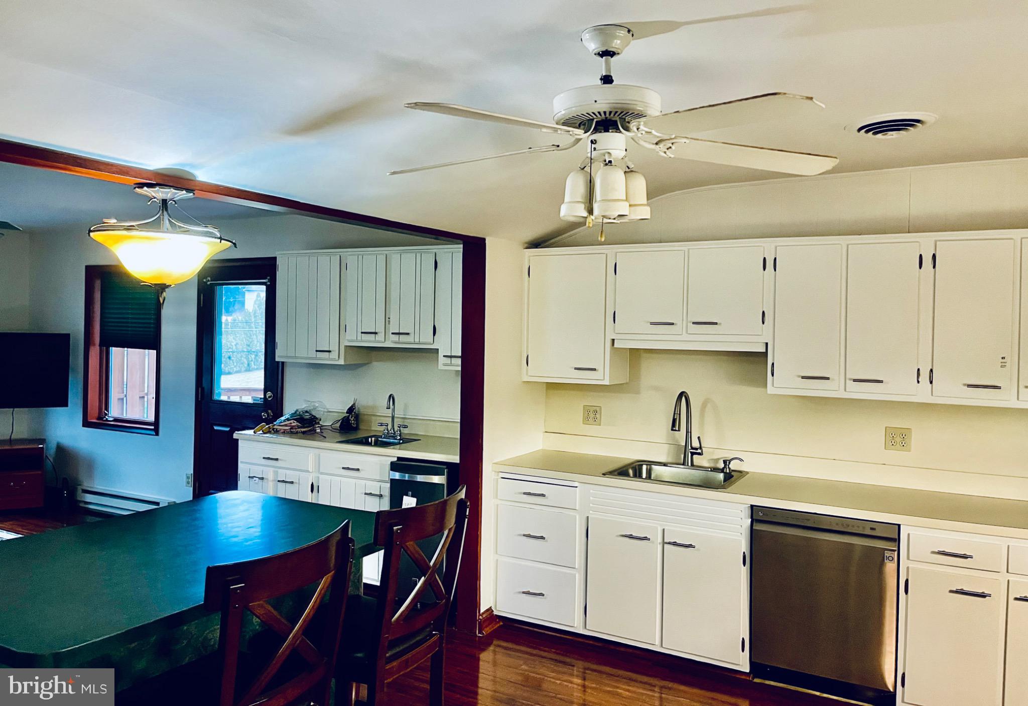 COUNTRY DOWNS - Residential