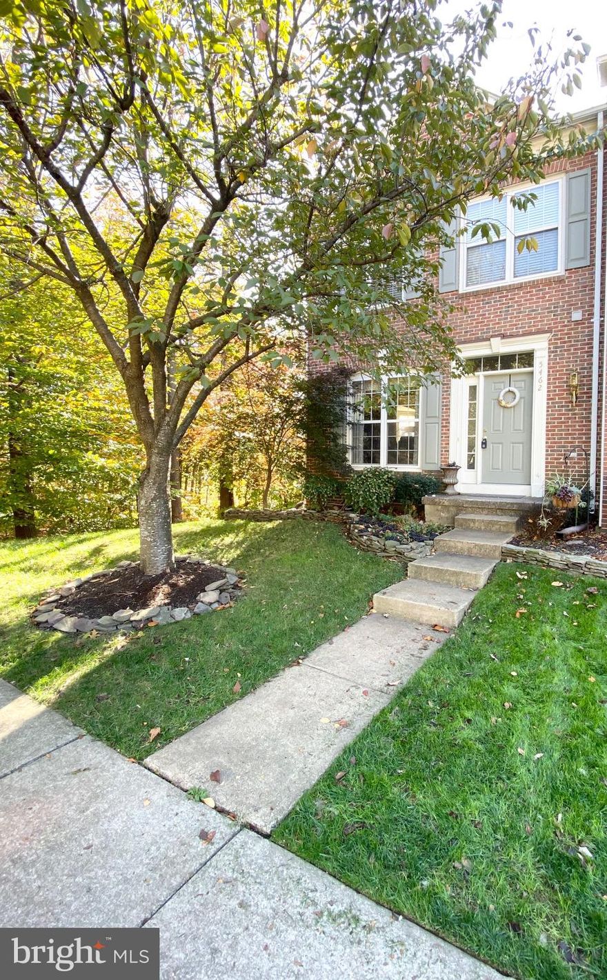 Beautiful 3 Bedroom/3 Full Bath/1 Half bath large end unit townhome in sought after Overlook. This home includes beautiful wood floors on all 3 levels. Master Bedroom with Master Bath and walk in closet, Bright and sunny living room/dining room. Large eat in kitchen with upgraded counter tops, stainless steel appliances and access to deck which faces the beautiful wooded area. Large lower level family room with full bath and walk out to backyard, Community pool, playground and tennis courts. Amazing location! Close to I-395, metro and commuter bus. No pets. Minimum 24 month lease.