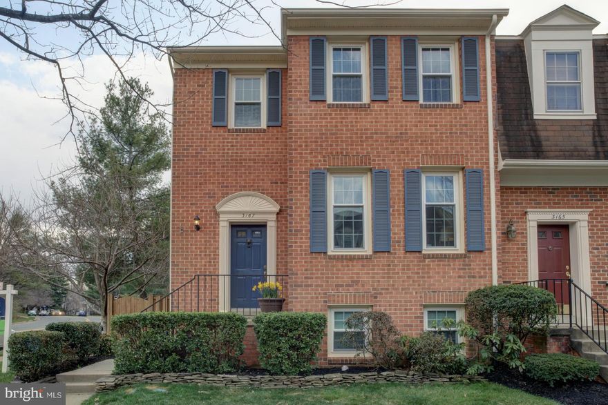 Beautiful 3-level, end unit brick townhouse in the highly sought after Concord Community.  Next to Fairfax County Park w/ separate dog park.  Kitchen has all stainless steel appliances w/ gas range & Corian counter-tops. Solid oak floors & crown molding throughout most of main level, including separate dining room.  Large Master bedroom w/ walk in closet.  1.4 miles from Vienna Metro & shopping!