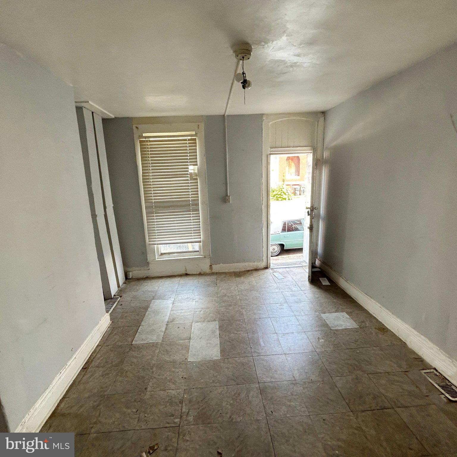 2127 HOLLINS STREET