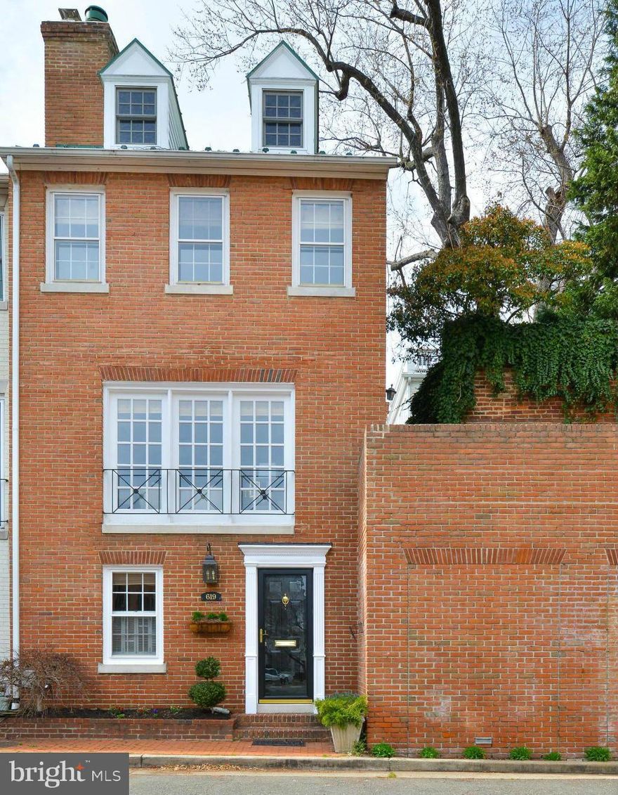 Wonderful 4 bedroom home in the southeast quadrant with a view of the river!  Sparkling renovated home with large entertaining spaces, renovated kitchen with granite counter tops and adjoining family room opening to the back deck area.  A beautiful master suite features a renovated master bath plus the additional bedrooms are spacious with excellent storage. Delightful patio off the living room.