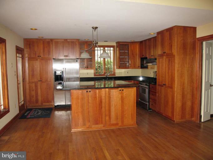 KINGS MANOR - Residential Lease