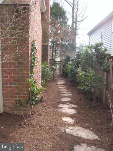 KINGS MANOR - Residential Lease