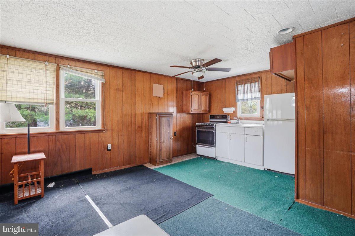 KINGSWOOD LAKE - Residential