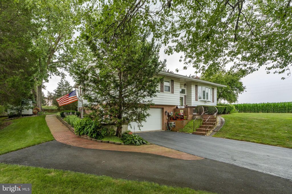 Photo of 1231 Oaklyn Drive, NARVON, PA 17555 (MLS # PALA2073690)