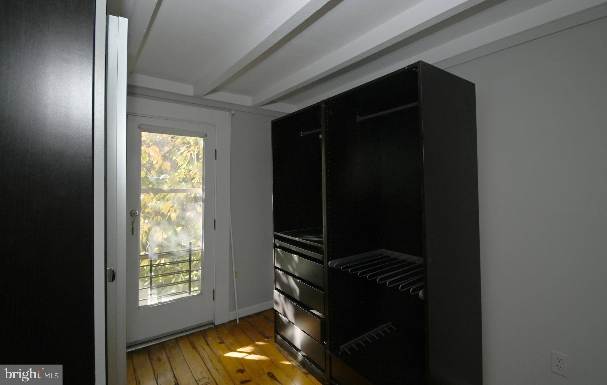 QUEEN VILLAGE - Residential