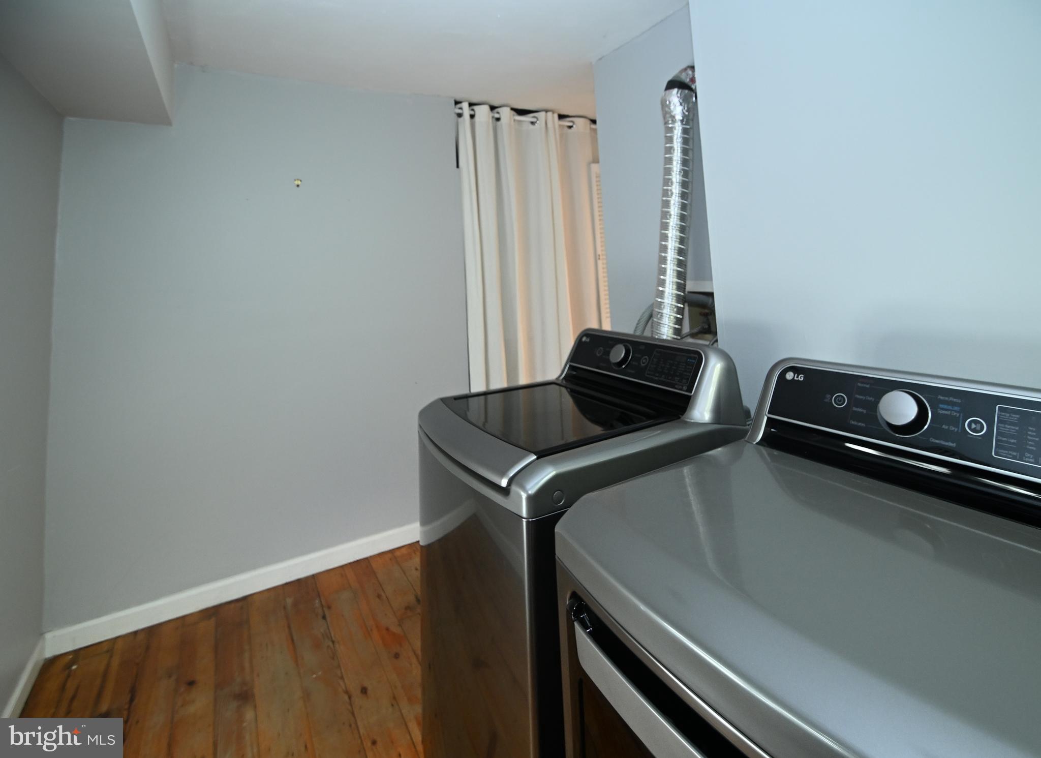 QUEEN VILLAGE - Residential