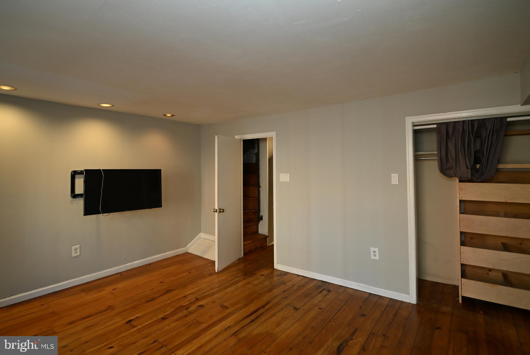 QUEEN VILLAGE - Residential