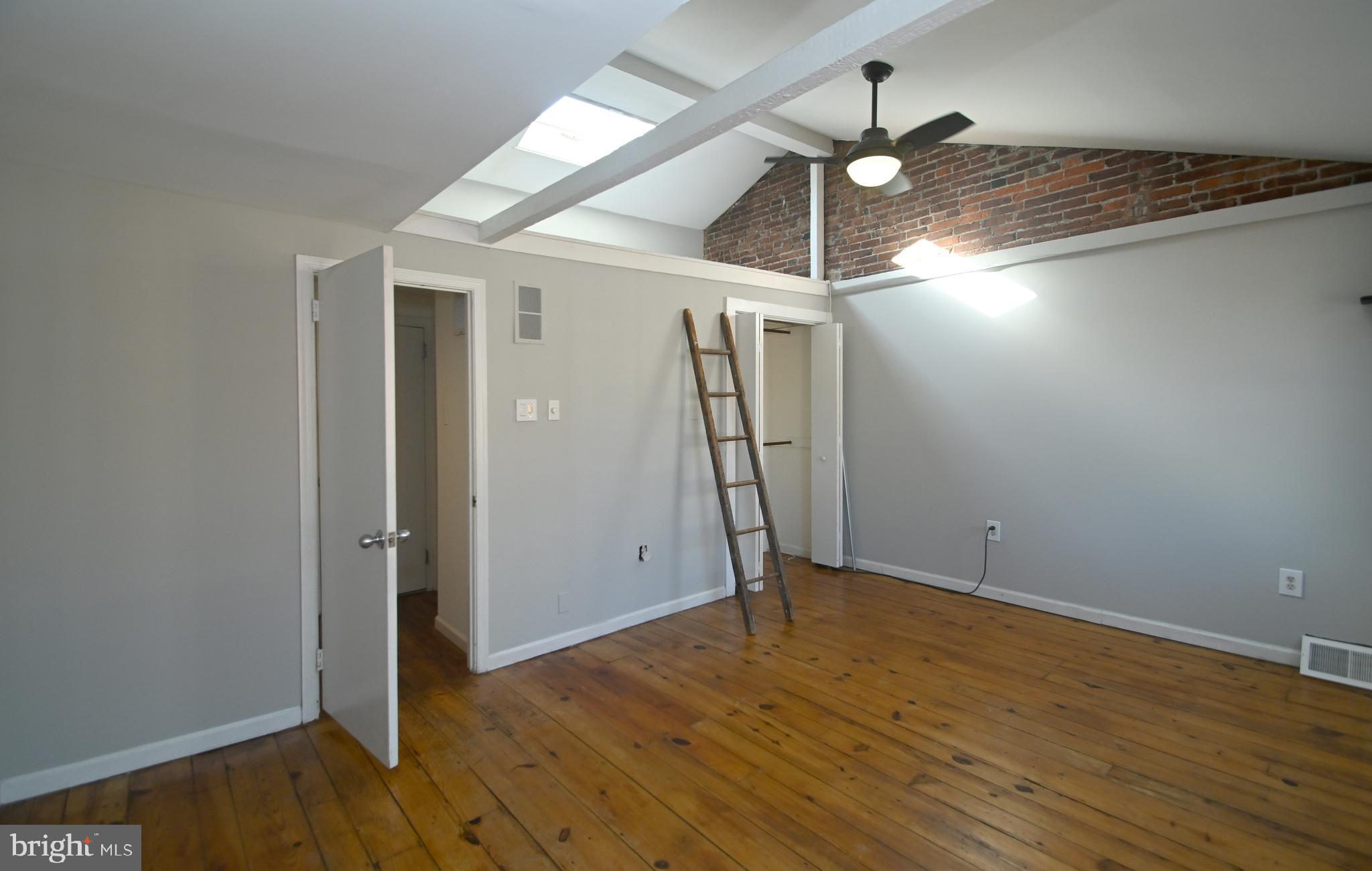 QUEEN VILLAGE - Residential