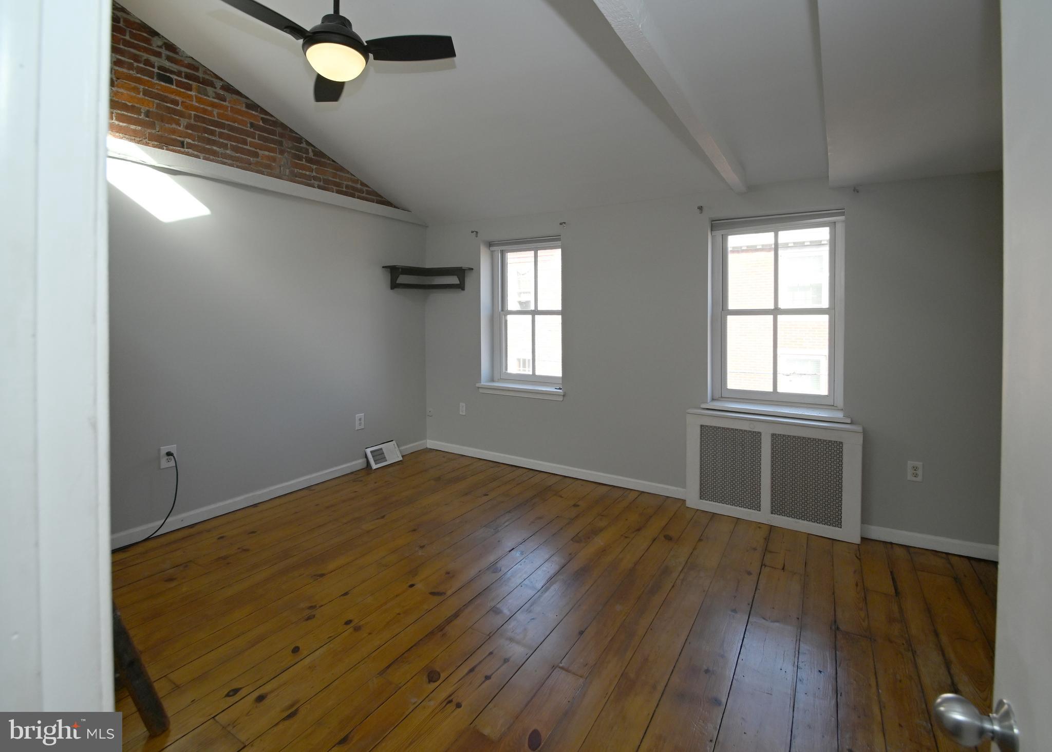 QUEEN VILLAGE - Residential