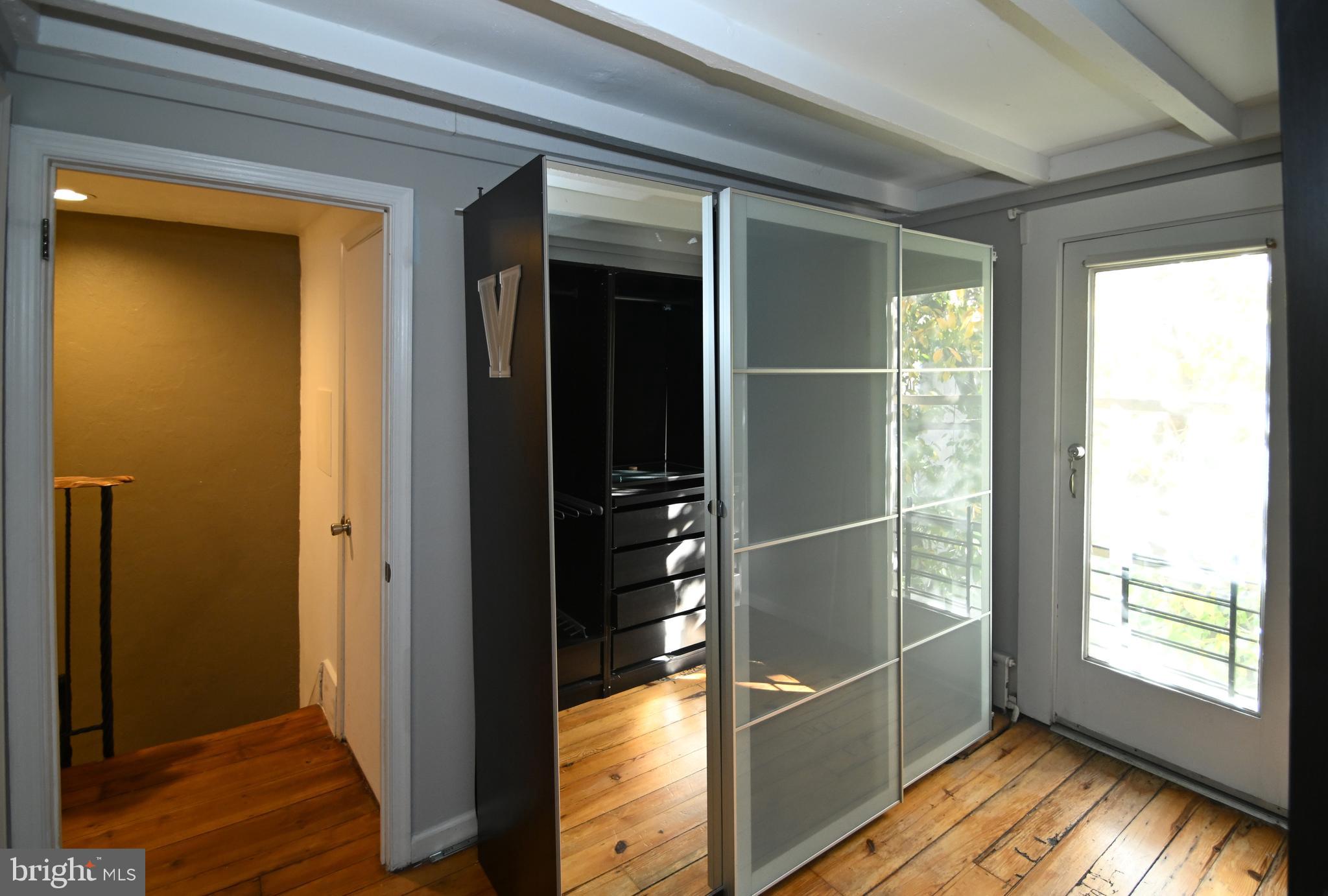 QUEEN VILLAGE - Residential