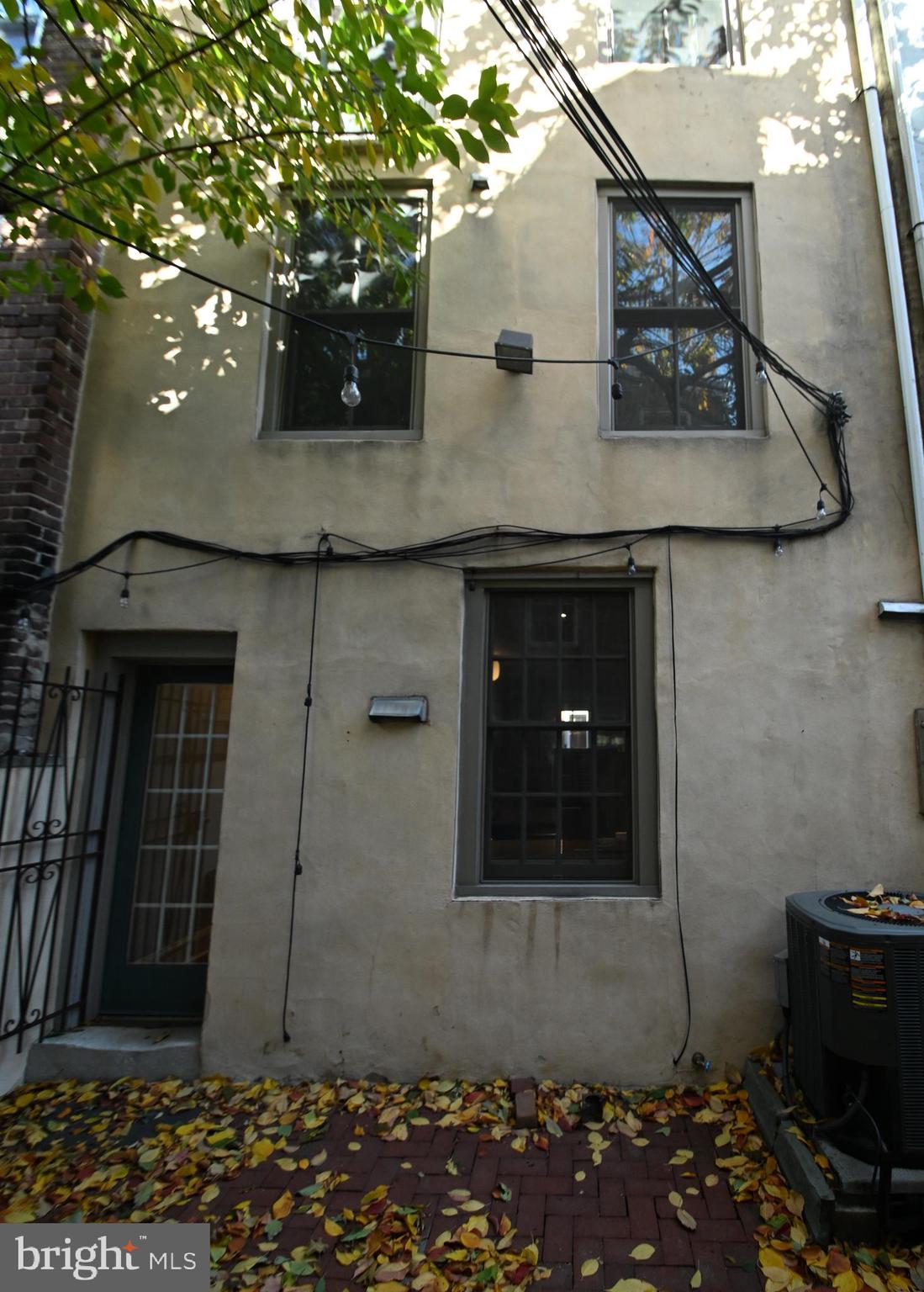 QUEEN VILLAGE - Residential