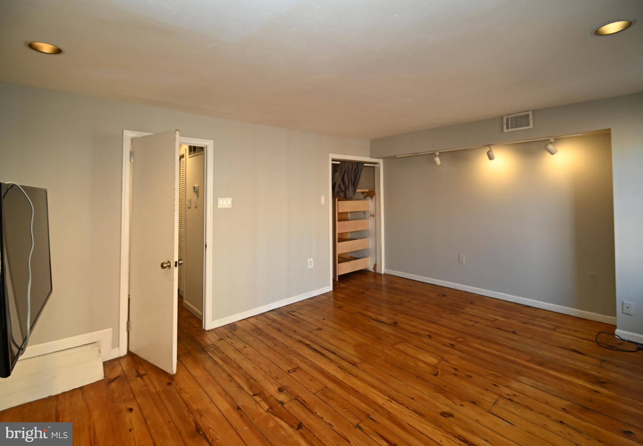 QUEEN VILLAGE - Residential