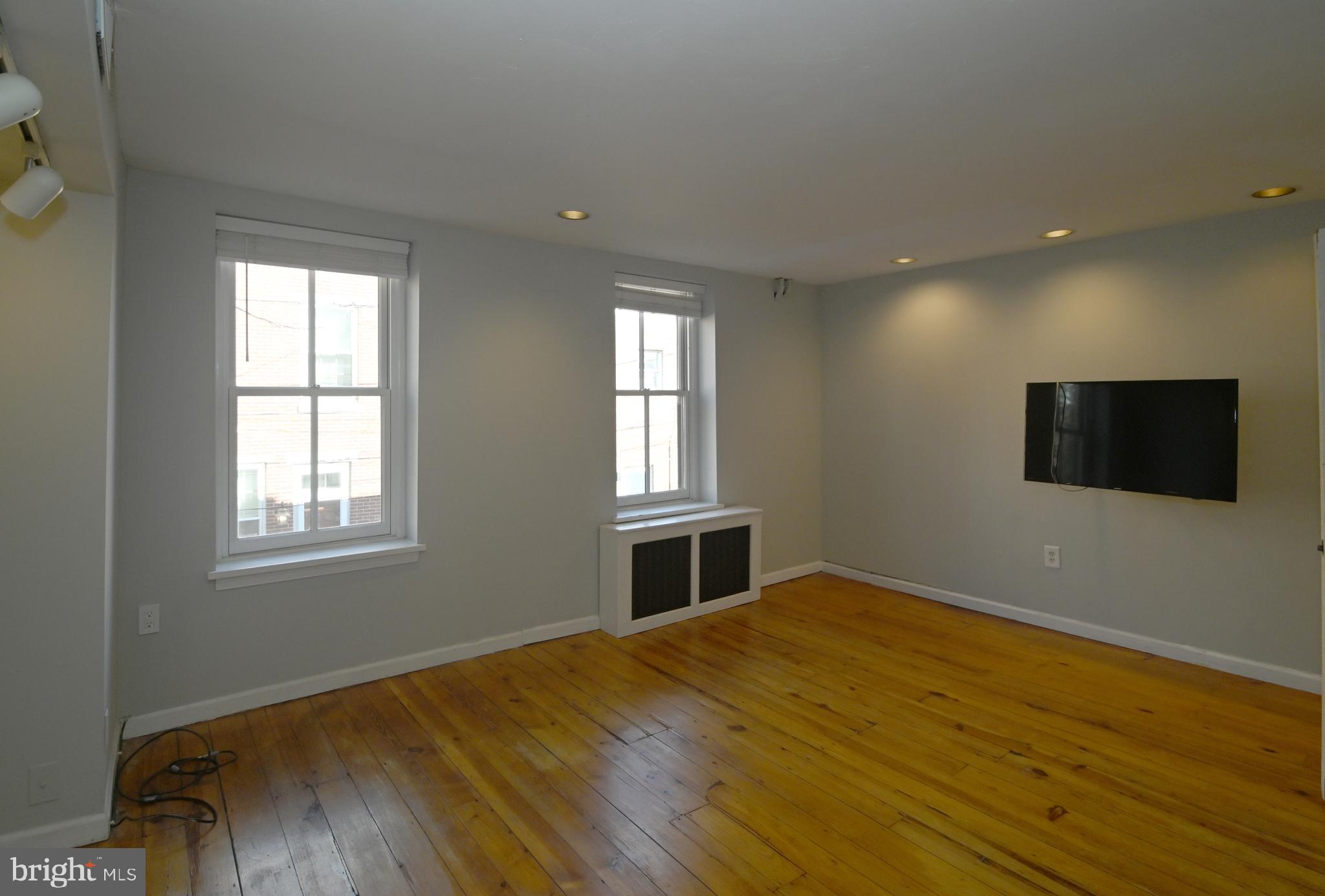 QUEEN VILLAGE - Residential