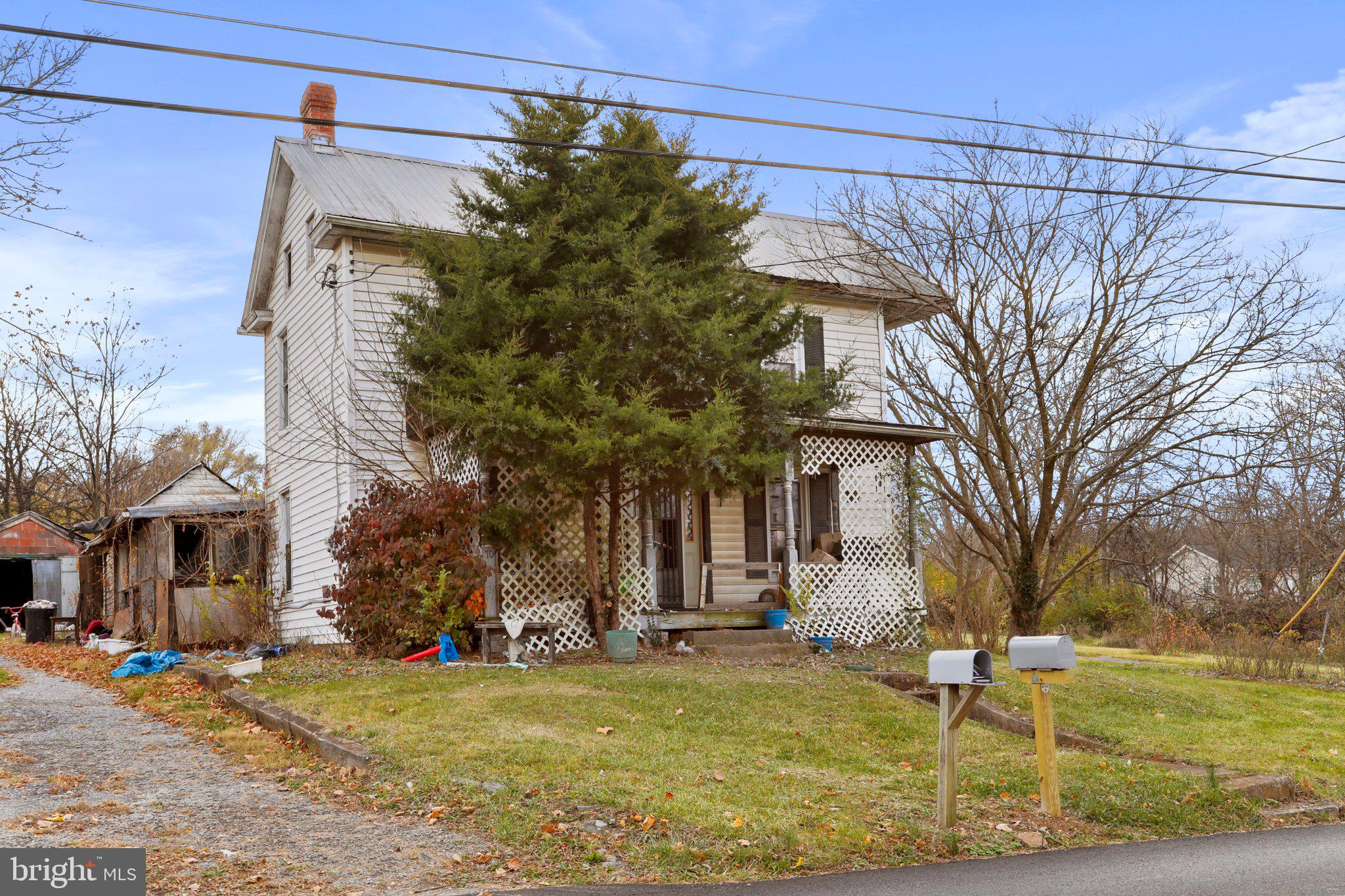 Main image without alt text