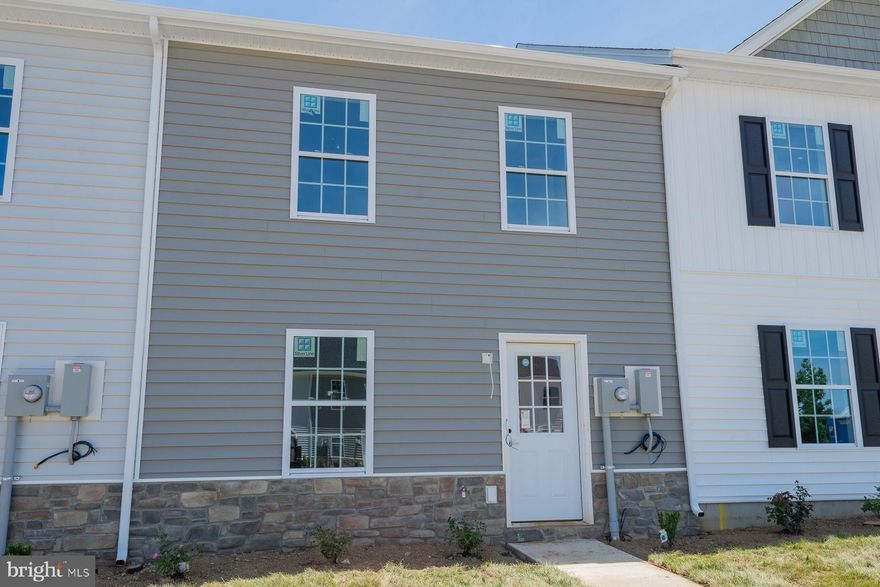 Immediate Delivery! We offer 3% in closing costs!  Welcome to this beautiful townhouse with 1,296 sq ft of living space, perfect for families. The ground floor has a bedroom and full bathroom, ideal for guests, a play area, or a home office. The living space is filled with natural light, creating a warm ambiance. The kitchen, with modern appliances and ample storage, overlooks the living area.  Upstairs, there are two bedrooms, each with an ensuite bathroom. The primary suite features a spacious layout, a well-appointed bathroom, and a walk-in closet.